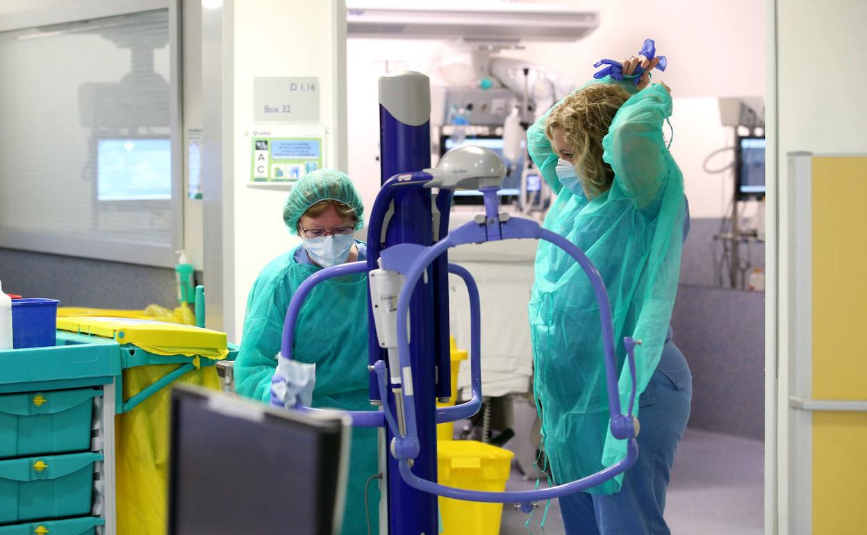 Trabajadores de la UCI del HUCA. 