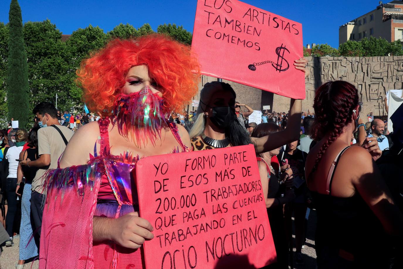 Unas 3.000 personas, sin mascarilla ni distancia, protestan en Madrid contra las medidas antiCovid