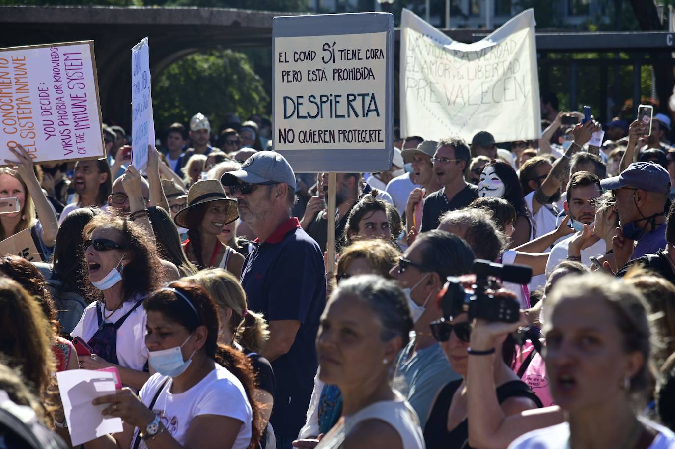Unas 3.000 personas, sin mascarilla ni distancia, protestan en Madrid contra las medidas antiCovid