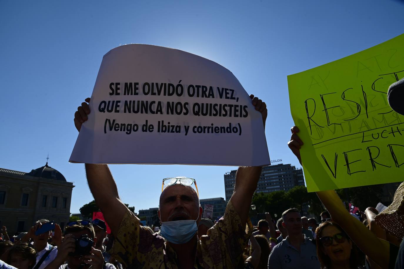 Unas 3.000 personas, sin mascarilla ni distancia, protestan en Madrid contra las medidas antiCovid