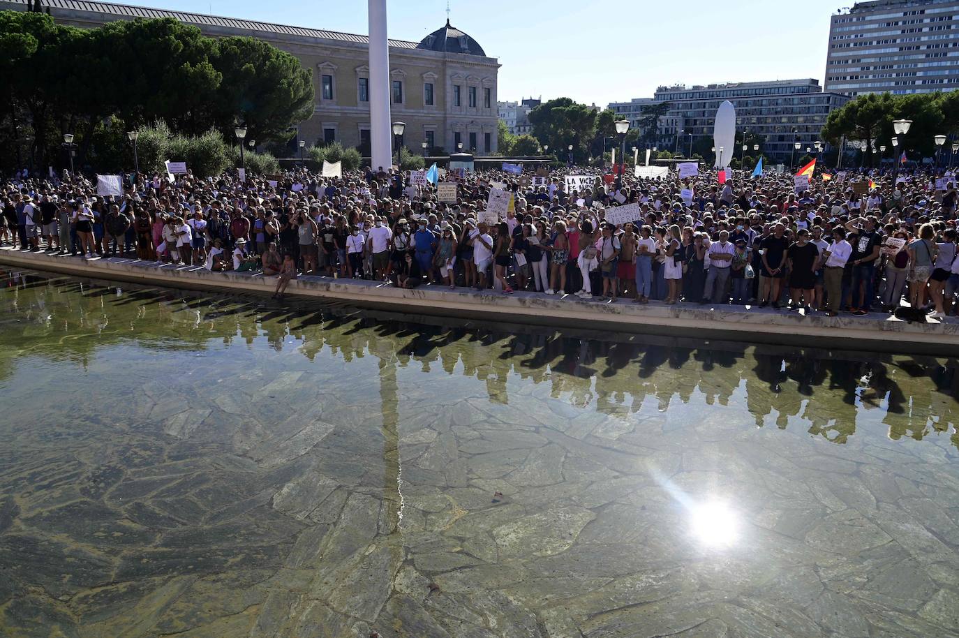 Unas 3.000 personas, sin mascarilla ni distancia, protestan en Madrid contra las medidas antiCovid