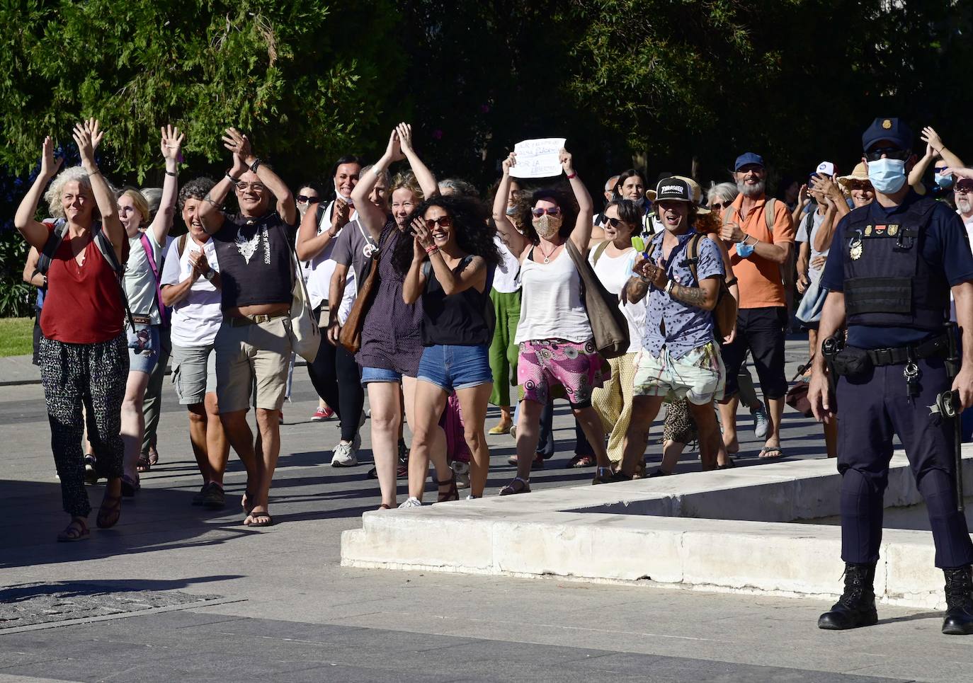 Unas 3.000 personas, sin mascarilla ni distancia, protestan en Madrid contra las medidas antiCovid