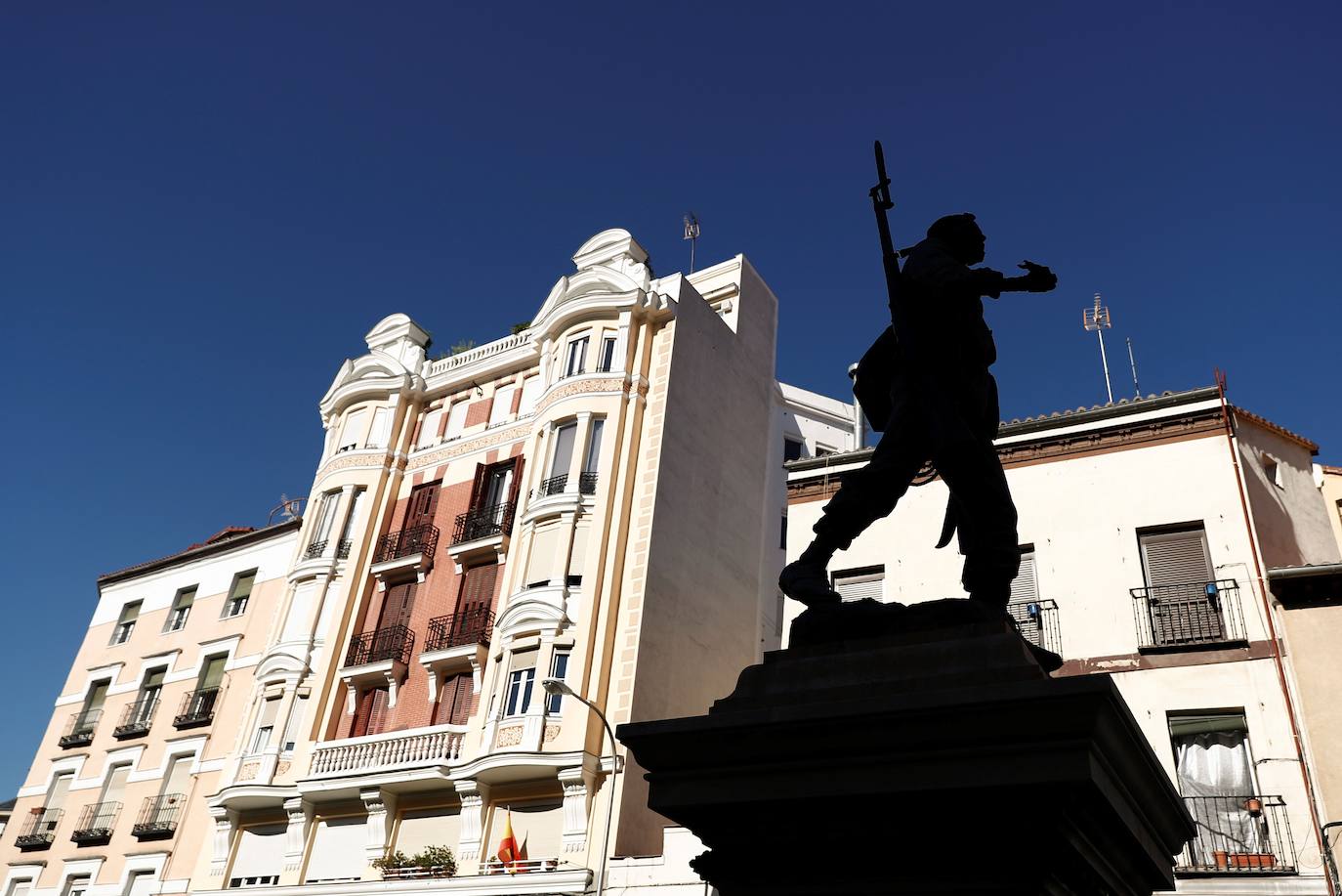 Unas 3.000 personas, sin mascarilla ni distancia, protestan en Madrid contra las medidas antiCovid