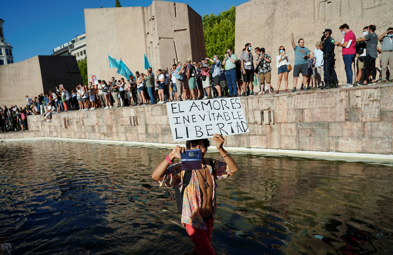 Unas 3.000 personas, sin mascarilla ni distancia, protestan en Madrid contra las medidas antiCovid