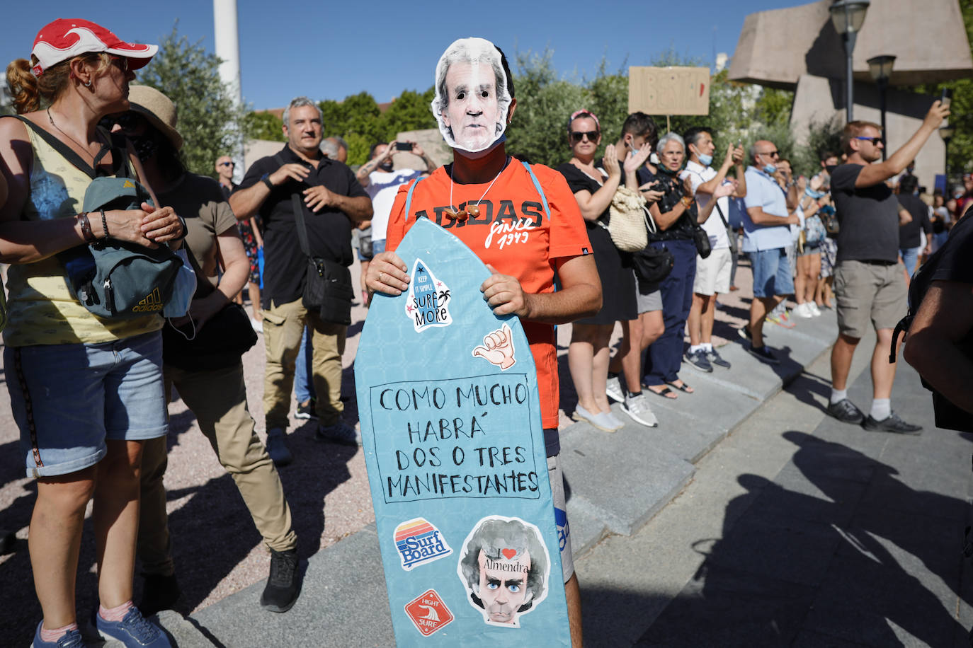 Unas 3.000 personas, sin mascarilla ni distancia, protestan en Madrid contra las medidas antiCovid