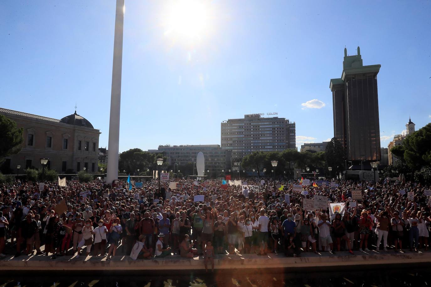 Unas 3.000 personas, sin mascarilla ni distancia, protestan en Madrid contra las medidas antiCovid