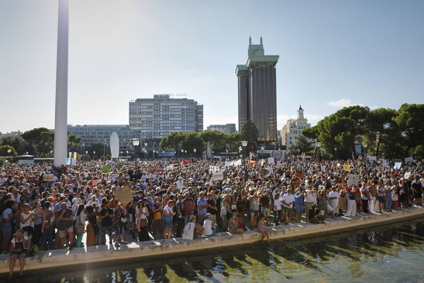 Unas 3.000 personas, sin mascarilla ni distancia, protestan en Madrid contra las medidas antiCovid