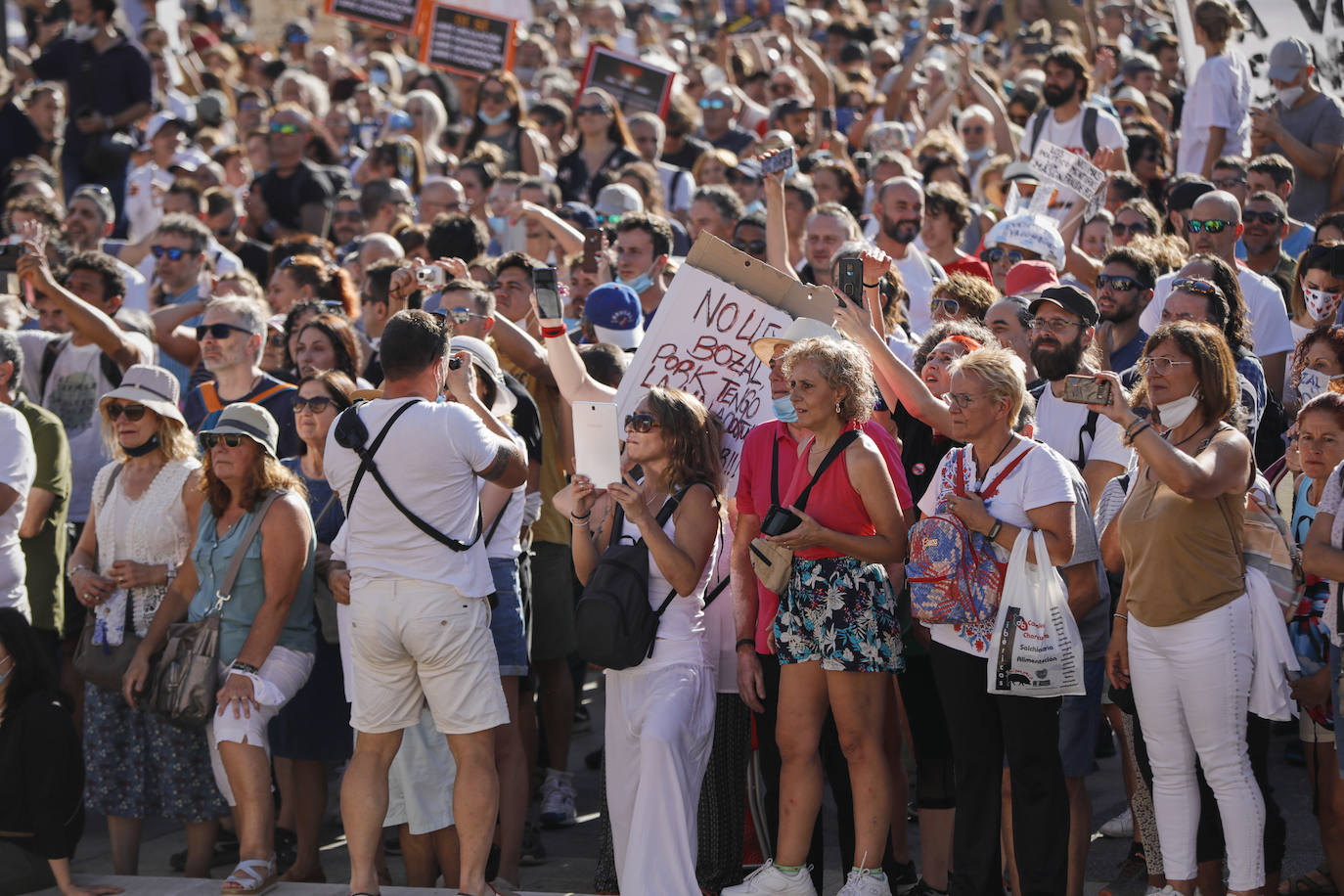 Unas 3.000 personas, sin mascarilla ni distancia, protestan en Madrid contra las medidas antiCovid