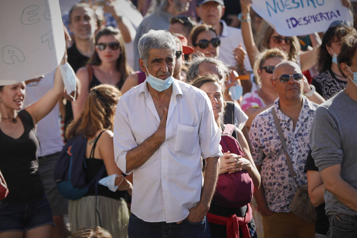 Unas 3.000 personas, sin mascarilla ni distancia, protestan en Madrid contra las medidas antiCovid