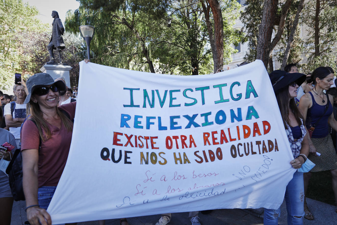 Unas 3.000 personas, sin mascarilla ni distancia, protestan en Madrid contra las medidas antiCovid