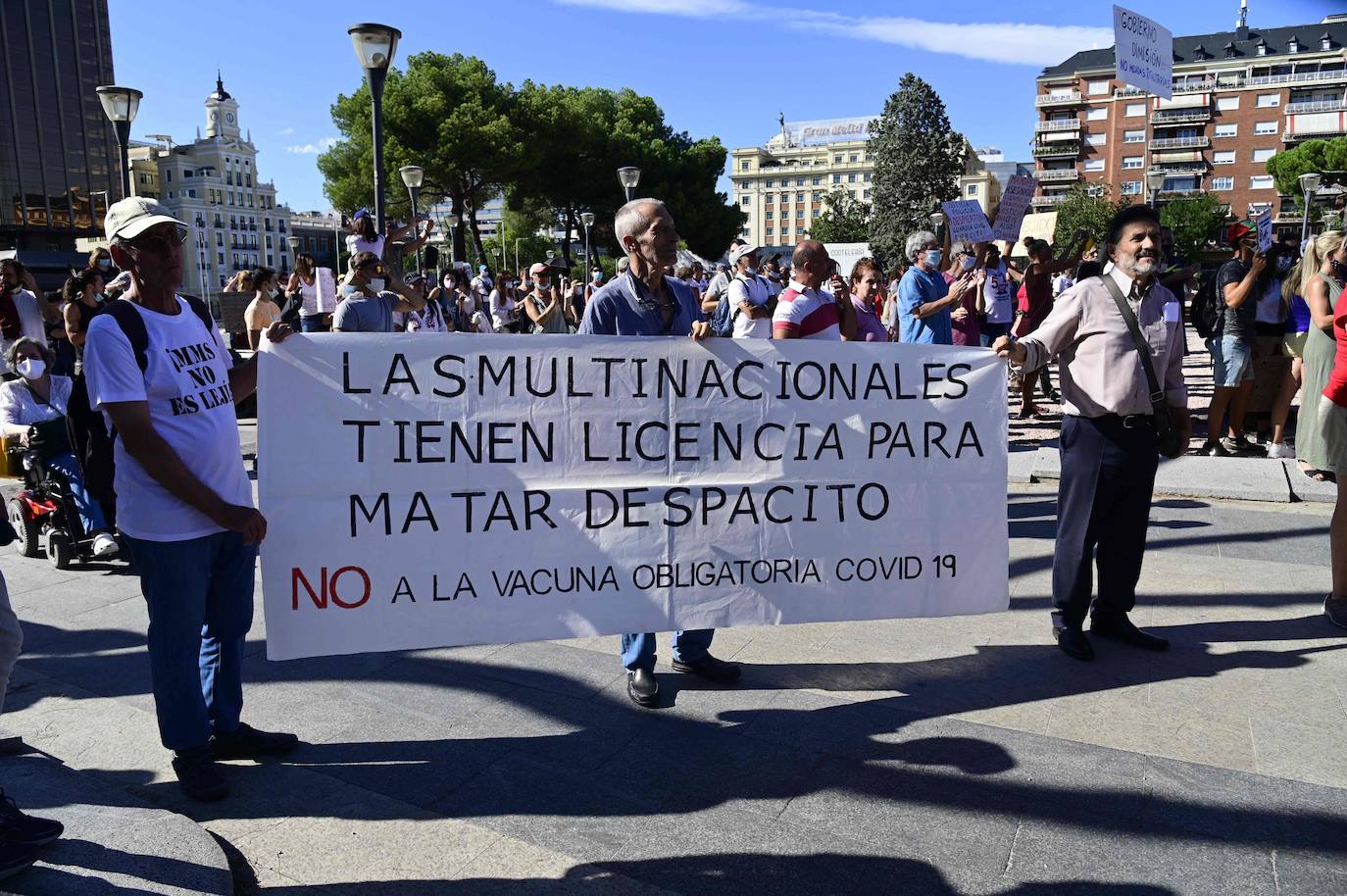 Unas 3.000 personas, sin mascarilla ni distancia, protestan en Madrid contra las medidas antiCovid