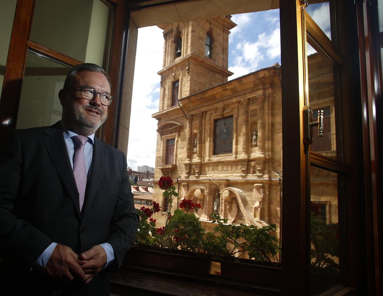 El concejal Alfredo García Quintana en su despacho en el edificio Consistorial, con la iglesia de San Isidoro al fondo. 