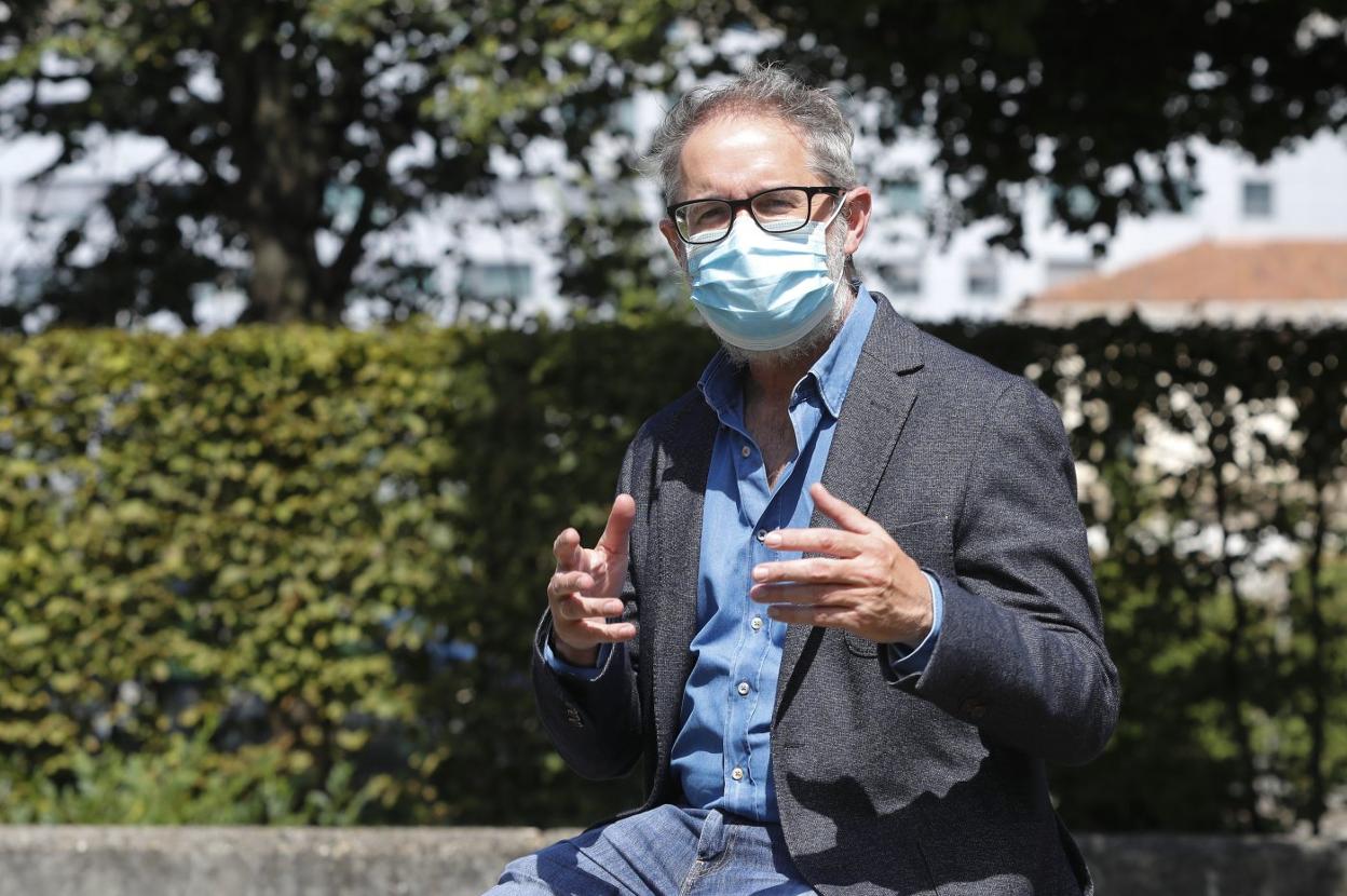 Rafael Cofiño, director general de Salud Pública, en un parque en el barrio gijonés de Laviada. 