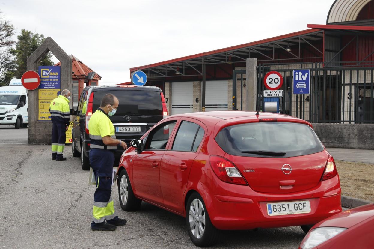 Los trabajadores informan a los conductores de los motivos de la huelga, en la ITV de Gijón. 
