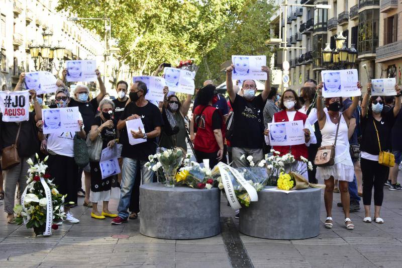 Las Ramblas de Barcelona han acogico un emotivo acto en recuerdo a las 16 personas fallecidas el 17 de agosto de 2017 y a los más de 150 heridos en los atentados de Barcelona y Cambrils con motivo del tercer aniversario del ataque terrorista. 