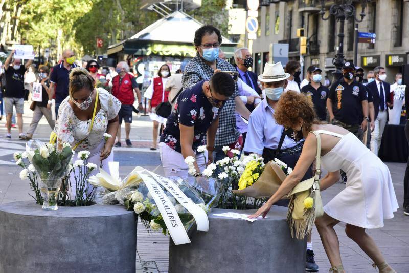 Las Ramblas de Barcelona han acogico un emotivo acto en recuerdo a las 16 personas fallecidas el 17 de agosto de 2017 y a los más de 150 heridos en los atentados de Barcelona y Cambrils con motivo del tercer aniversario del ataque terrorista. 