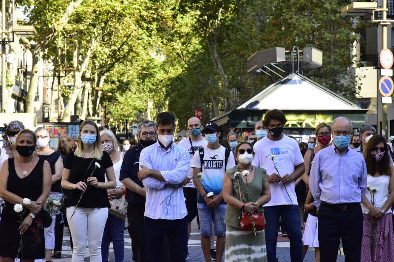 Las Ramblas de Barcelona han acogico un emotivo acto en recuerdo a las 16 personas fallecidas el 17 de agosto de 2017 y a los más de 150 heridos en los atentados de Barcelona y Cambrils con motivo del tercer aniversario del ataque terrorista. 