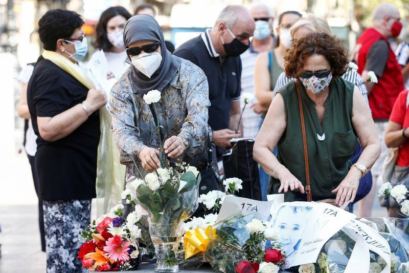 Las Ramblas de Barcelona han acogico un emotivo acto en recuerdo a las 16 personas fallecidas el 17 de agosto de 2017 y a los más de 150 heridos en los atentados de Barcelona y Cambrils con motivo del tercer aniversario del ataque terrorista. 