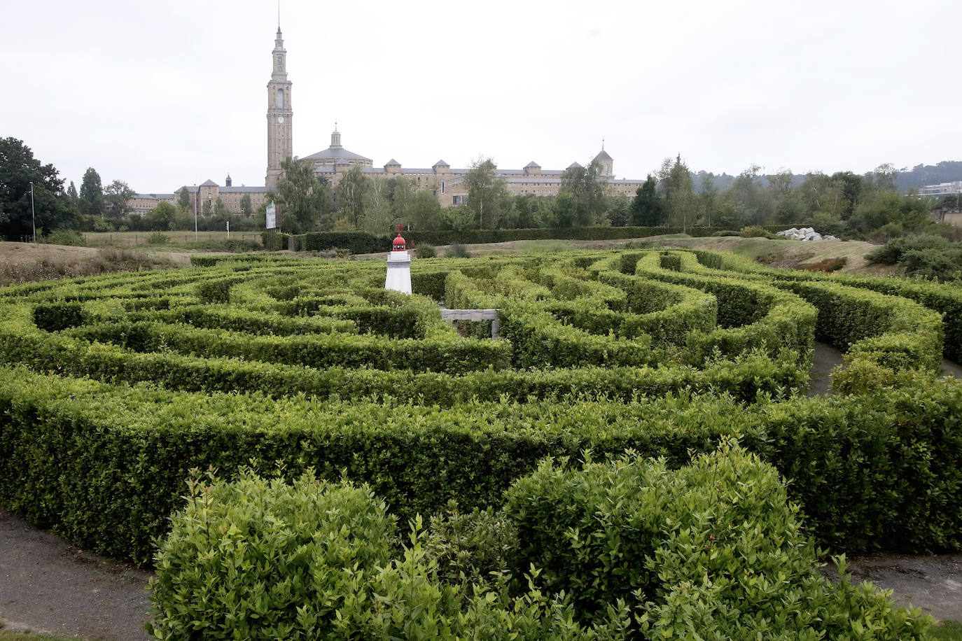 El Jardín Botánico Atlántico de Gijón es un espacio vivo, que ocupa 25 hectáreas de terreno perfectamente diseñadas y se convierte en un gran expositor, un microcosmos verde y florido en el que crecen multitud plantas y árboles