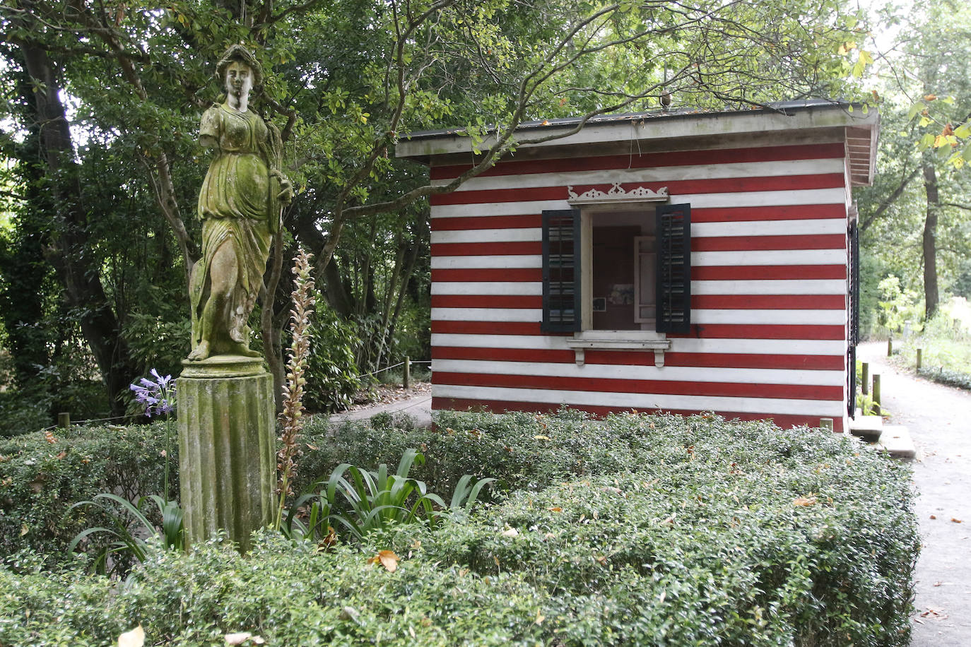 El Jardín Botánico Atlántico de Gijón es un espacio vivo, que ocupa 25 hectáreas de terreno perfectamente diseñadas y se convierte en un gran expositor, un microcosmos verde y florido en el que crecen multitud plantas y árboles