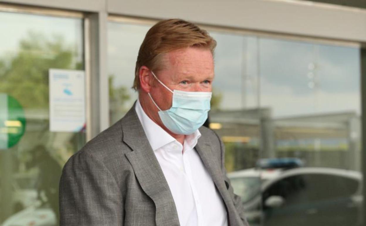 Ronald Koeman, a su llegada al aeropuerto de El Prat. 