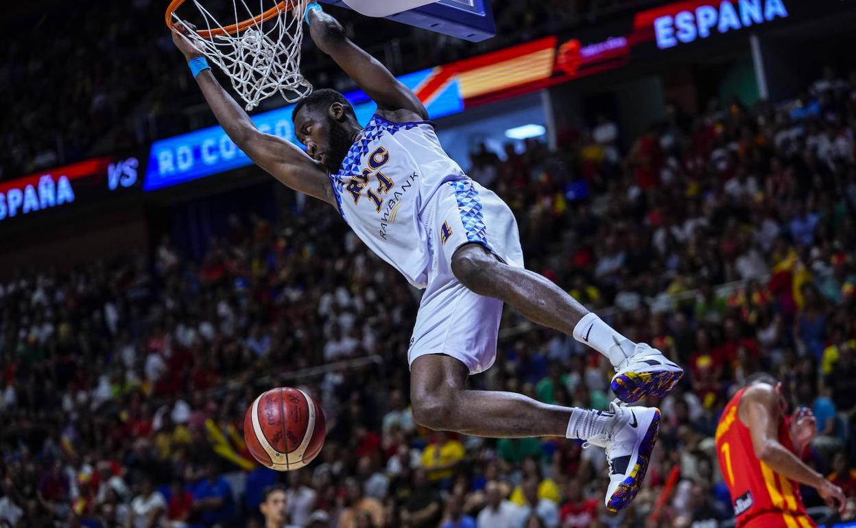 Herve Kabasele, durante un encuentro con su selección ante el equipo español. 