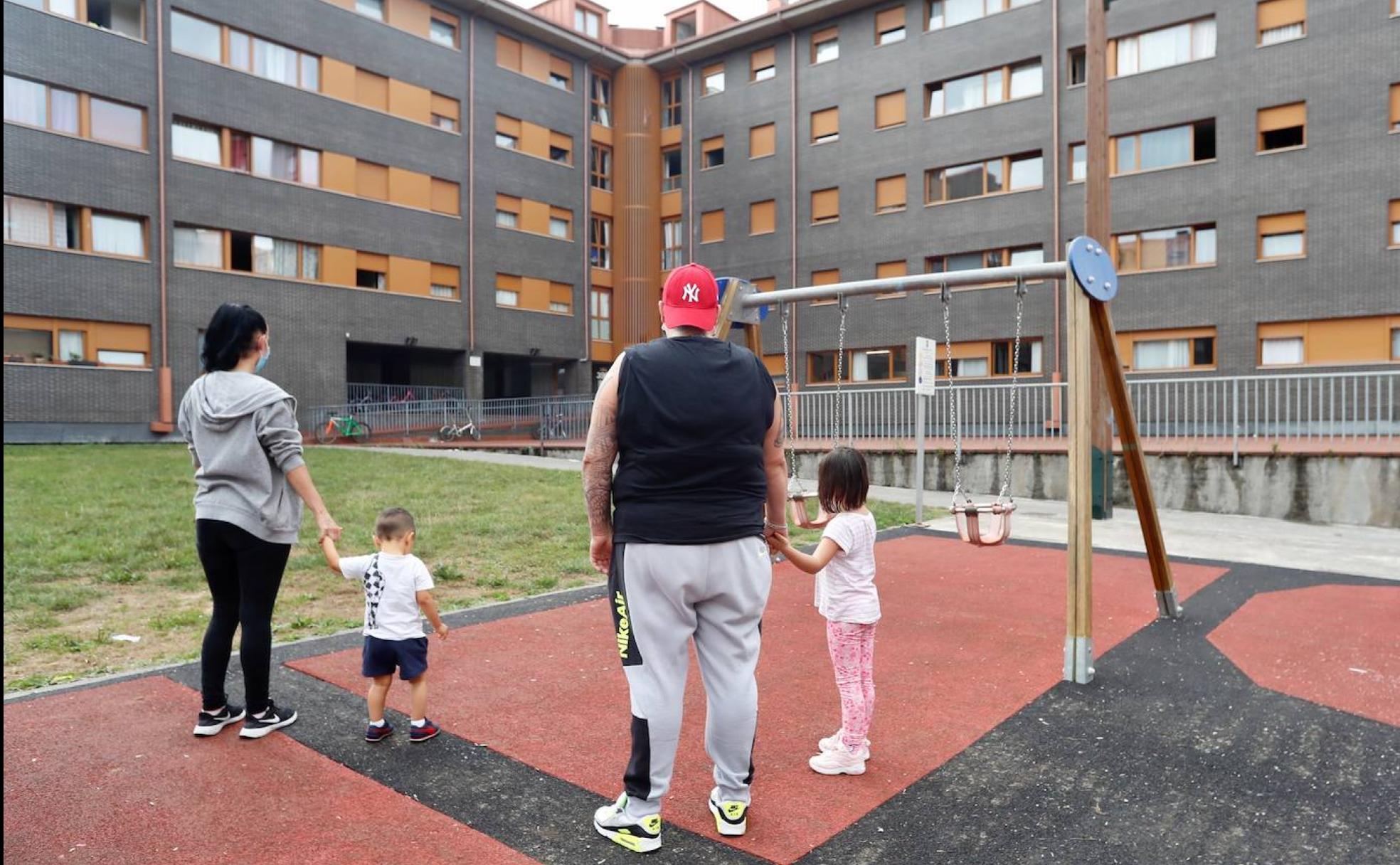 Vecinos de las viviendas de protección oficial de Nuevo Roces.