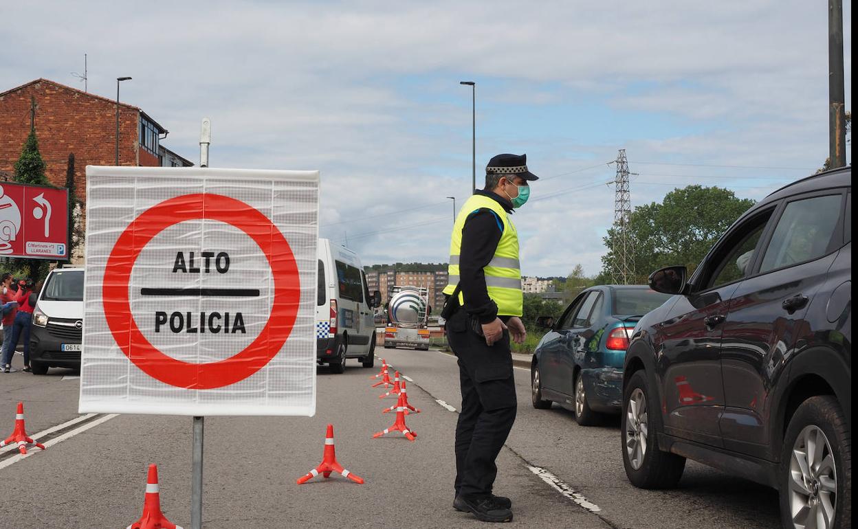 Control de la Policía Local de Avilés en la avenida de Gijón. 