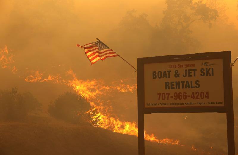 California ha declarado el estado de emergencia por la treintena de incendios activos en todo el estado, que se enfrenta a una ola de calor extrema que ha dejado temperaturas por encima de los 50 grados en el llamado Valle de la Muerte.