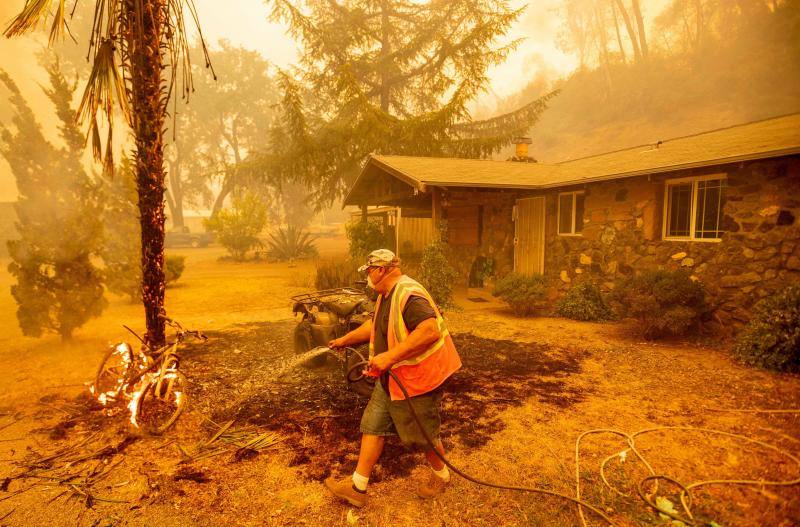 California ha declarado el estado de emergencia por la treintena de incendios activos en todo el estado, que se enfrenta a una ola de calor extrema que ha dejado temperaturas por encima de los 50 grados en el llamado Valle de la Muerte.