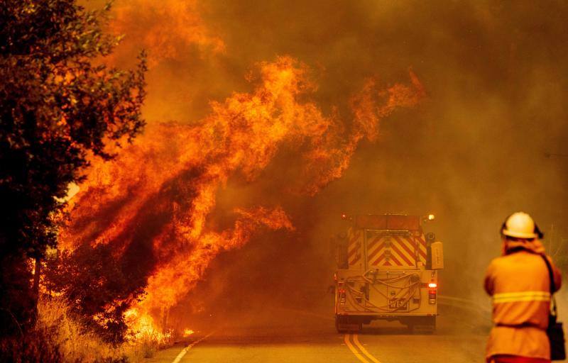 California ha declarado el estado de emergencia por la treintena de incendios activos en todo el estado, que se enfrenta a una ola de calor extrema que ha dejado temperaturas por encima de los 50 grados en el llamado Valle de la Muerte.