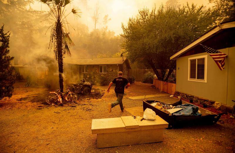 California ha declarado el estado de emergencia por la treintena de incendios activos en todo el estado, que se enfrenta a una ola de calor extrema que ha dejado temperaturas por encima de los 50 grados en el llamado Valle de la Muerte.