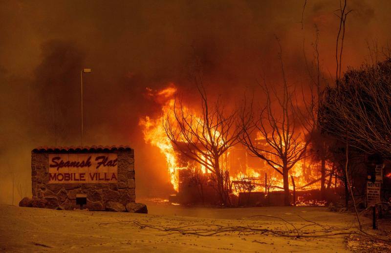 California ha declarado el estado de emergencia por la treintena de incendios activos en todo el estado, que se enfrenta a una ola de calor extrema que ha dejado temperaturas por encima de los 50 grados en el llamado Valle de la Muerte.