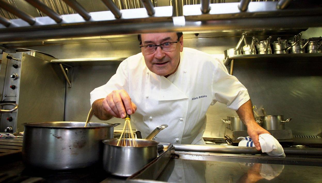 El chef Hilario Arbelaitz, entre fogones.