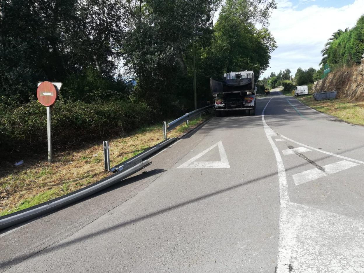 Los trabajos comenzaron ayer con la retirada de unas biondas metálicas que tenía el camino. 