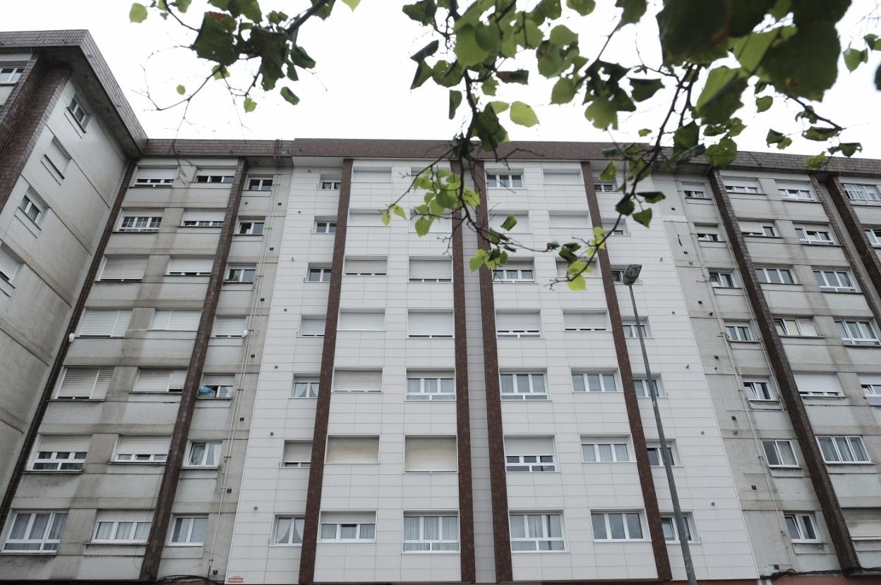 Fachada rehabilitada en la avenida Príncipe de Asturias, una de las únicas doce que han visto aprobada este año su ayuda. 