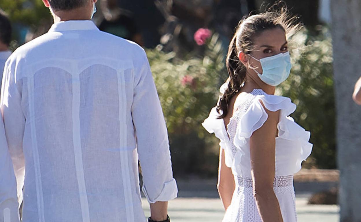 Doña Letizia, con el vestido Aida que, según la firma, reúne todos los elementos que definen su ADN.