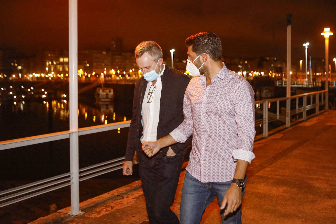 La actriz candasina Paula Echevarría y su pareja, el futbolista Miguel Torres, estuvieron ayer en Gijón. Se les vio pasear por el Muro y el puerto deportivo, y para cenar optaron por el restaurante Auga.