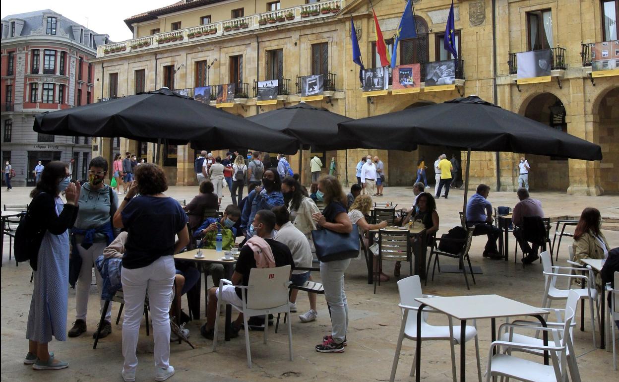 Clientes en una terraza de la plaza de la Constitución, ayer. 
