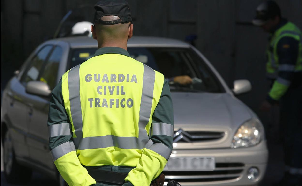 Los tres pasos que deberás seguir si la Guardia Civil te da el alto en carretera