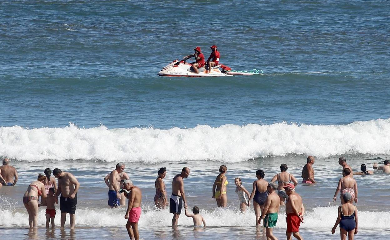 Socorristas en moto vigilando la playa de SanLorenzo. 