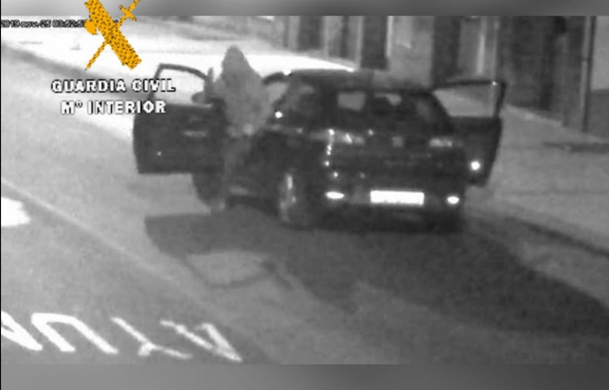 Uno de los sospechosos, con un coche sustraído con el que los miembros de la banda cometieron un robo. 