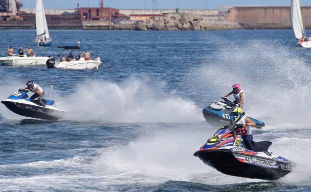 El Campeonato de España de Motos de Agua arranca en la bahía de Gijón