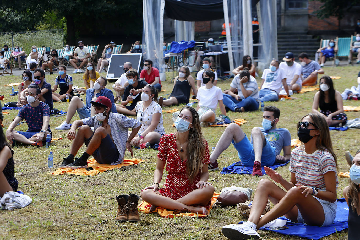 El festival de música alternativa Vetusta Suena que llenó de música y tumbonas la fábrica de armas de La Vega, despidió la edición con Colectivo Da Silva y La Bien Querida.