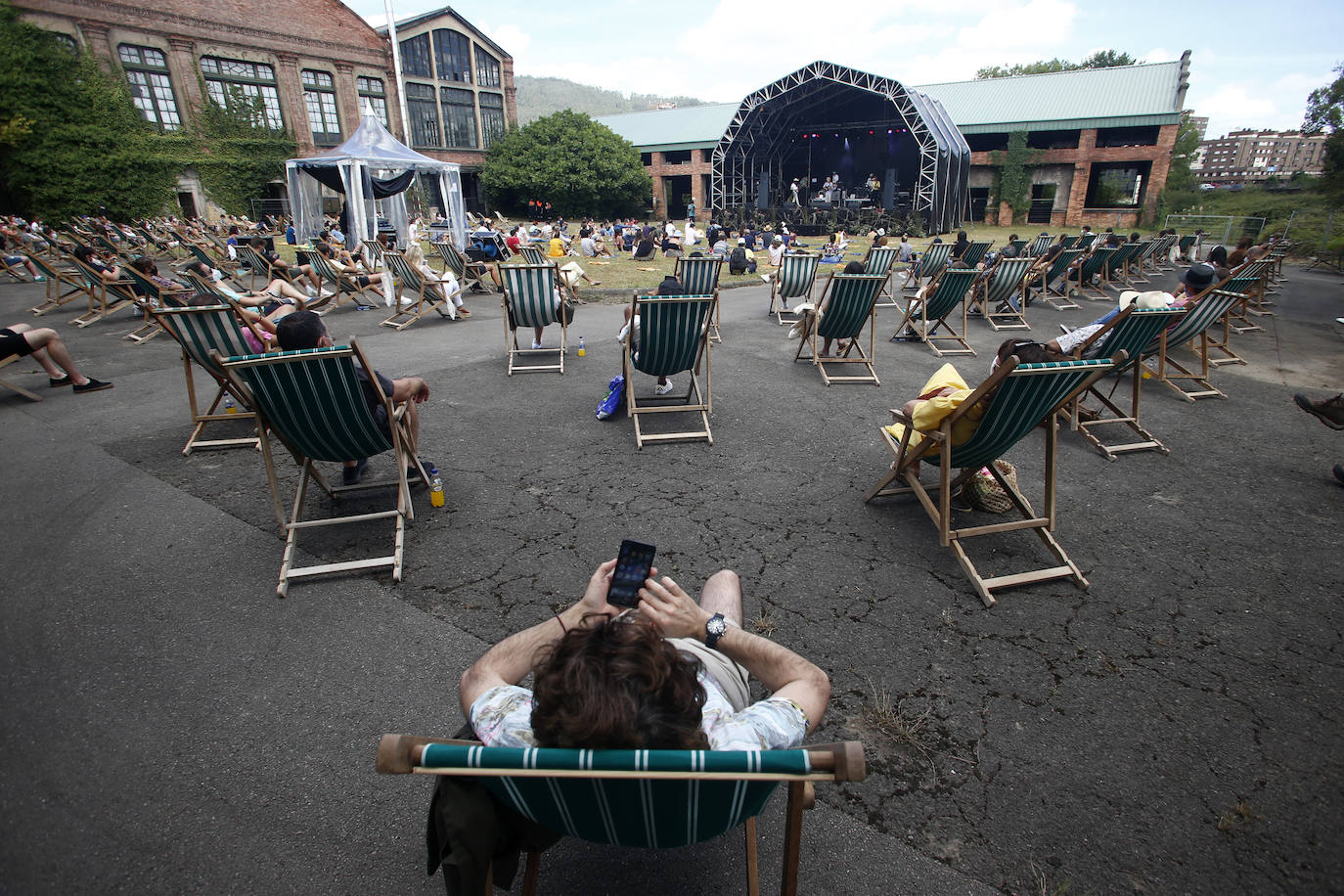 El festival de música alternativa Vetusta Suena que llenó de música y tumbonas la fábrica de armas de La Vega, despidió la edición con Colectivo Da Silva y La Bien Querida.