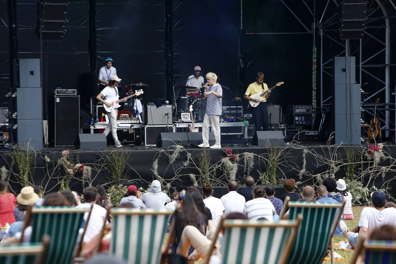 El festival de música alternativa Vetusta Suena que llenó de música y tumbonas la fábrica de armas de La Vega, despidió la edición con Colectivo Da Silva y La Bien Querida.