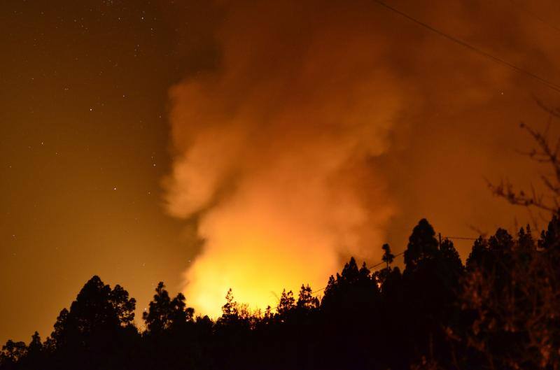 El incendio que desde el viernes afecta a la isla canaria se encuentra en fase de consolidación del perímetro, que abarca unas 1.200 hectáreas, tras una noche dura con condiciones meteorológicas adversas. Las brigadas se enfrentan este domingo a horas críticas para evitar que se reactiven los puntos calientes.