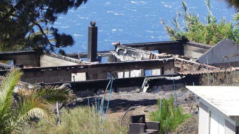 El incendio que desde el viernes afecta a la isla canaria se encuentra en fase de consolidación del perímetro, que abarca unas 1.200 hectáreas, tras una noche dura con condiciones meteorológicas adversas. Las brigadas se enfrentan este domingo a horas críticas para evitar que se reactiven los puntos calientes.