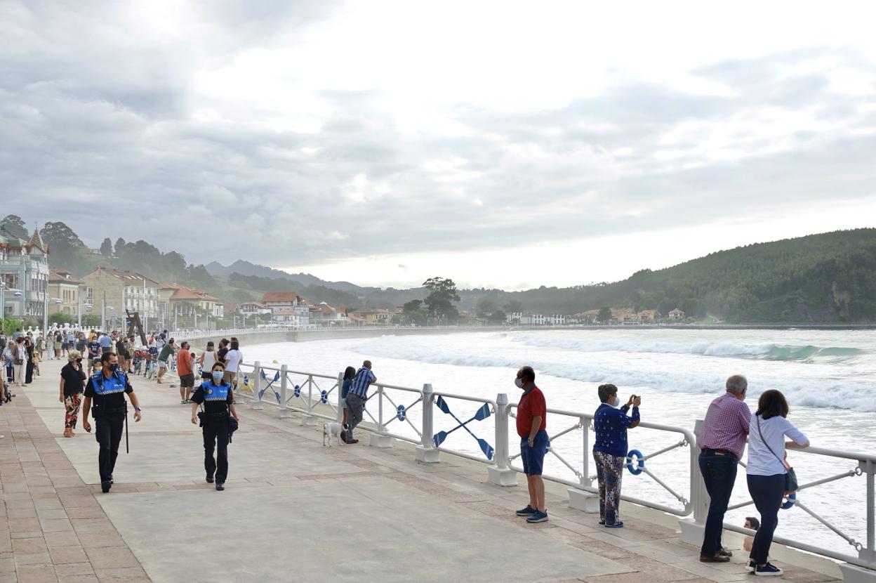 La playa urbana de Santa Marina, en Ribadesella, permaneció ayer cerrada al baño. 