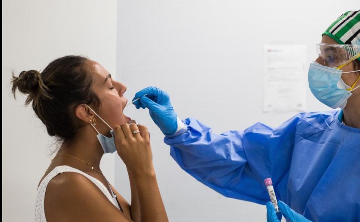 Una mujer se realiza una prueba PCR en un centro de salud de Madrid.